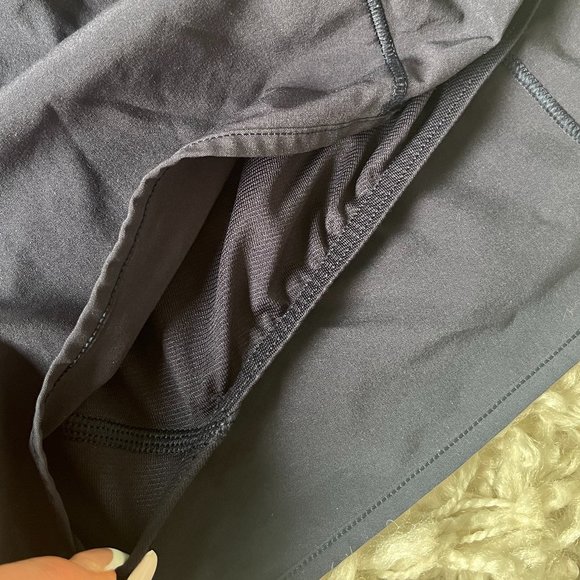 LIKE NEW Size 4 Lululemon 2.5” Navy Blue Hotty Hot short *DISCONTINUED STYLE* - Picture 6 of 6